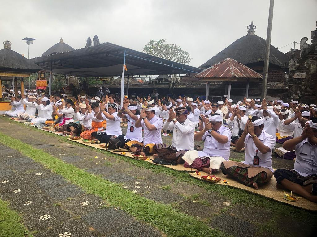 Perbekel Petang Menghadiri Upacara Pemelaspasan dan Pasupati Ida Sesuhunan di Pura Kancing Gumi